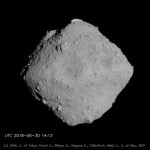Zrníčka prachu z asteroidu Ryugu jsou starší než Sluneční soustava