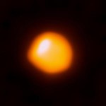 Betelgeuse je menší a blíže k Zemi, než astronomové předpokládali