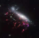 Superhmotná černá díra požírá kosmickou medúzu