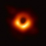 Astronomové pořídili první snímek černé díry