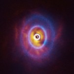 Nová pozorování zachycují protoplanetární disk rozervaný trojhvězdou