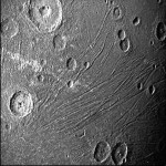 Sonda Juno pořídila první detailní snímky měsíce Ganymed