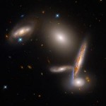 HST oslavil 32. narozeniny fotografií kompaktní skupiny galaxií