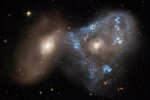 HST pozoroval „kosmický trojúhelník“ vytvořený kolizí galaxií