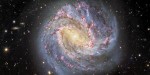 Detailní snímek spirální galaxie s příčkou Messier 83