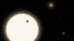 Exoplaneta KOI-5Ab má svůj domov u tří sluncí