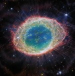 Tým Webbova teleskopu zveřejnil nové fotografie Prstencové mlhoviny M57