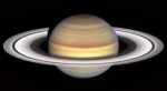 HST zachytil tajemné „paprsky“ v Saturnově prstencích