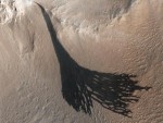 Prachové laviny na Marsu nebo proudy tekoucí vody?