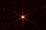 První snímek hvězdy a objektů v pozadí pořízený pomocí JWST
