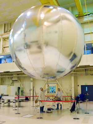 Příprava balónů k výzkumu Venuše