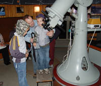 Pozorování dalekohledem v centrální kopuli hvězdárny.