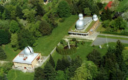 Letecký pohled na část areálu Hvězdárny Valašské Meziříčí.