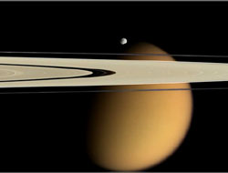 Saturnův prstenec a měsíc Titan