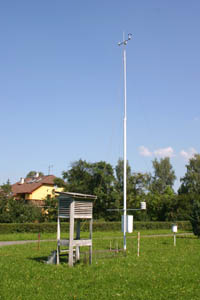 Celkový pohled na meteorologickou stanici ČHMÚ v areálu Hvězdárny Valašské Meziříčí.