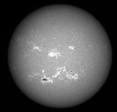 Celkový snímek Slunce v čáře CaK vápníku ze dne 20. 6. 2013 v 07:43:19 UT. Foto: Hvězdárna Valašské Meziříčí