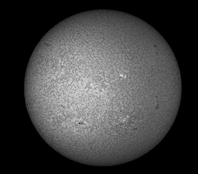Celkový snímek Slunce v čáře vodíku H-alfa ze dne 20. 6. 2013 v 09:58:44 UT. Foto: Hvězdárna Valašské Meziříčí
