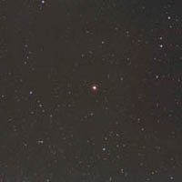 Hvězdné pole v okolí proměnné hvězdy o Ceti. 