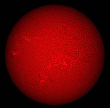Celkový snímek sluneční chromosféry v čáře vodíku.