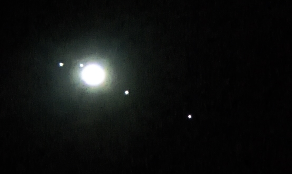 Obr. 1: Planeta Jupiter a její čtyři Galileovské měsíce.