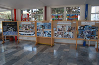 Instalace výstavy ve škole